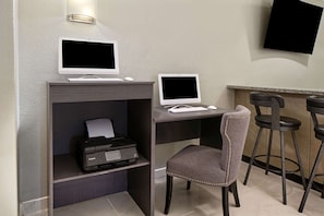 Business center - La Quinta Inn & Suites by Wyndham Brownsville North (Brownsville)