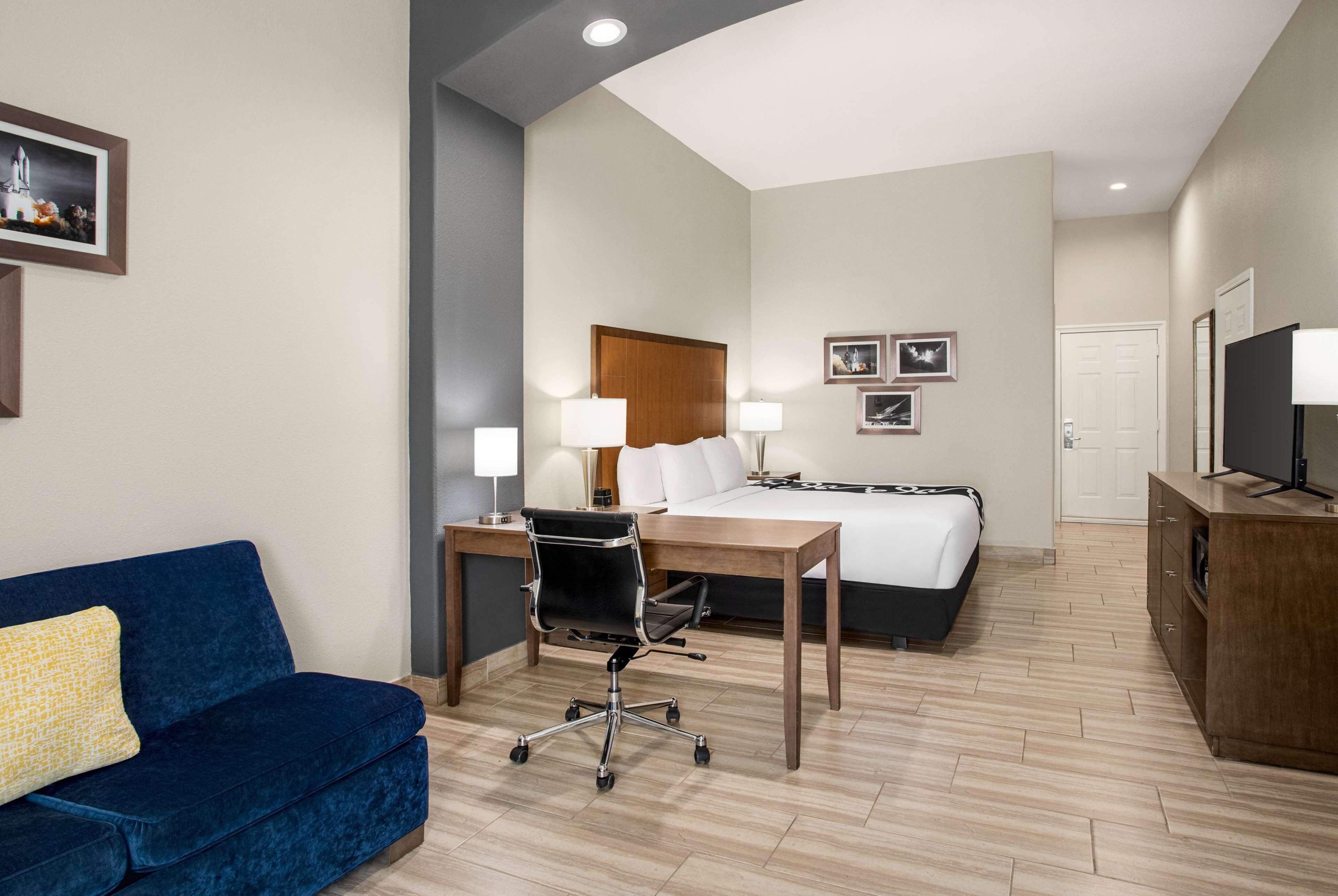 executive room, 1 king bed, non smoking | premium bedding, down duvets, pillow-top beds, desk