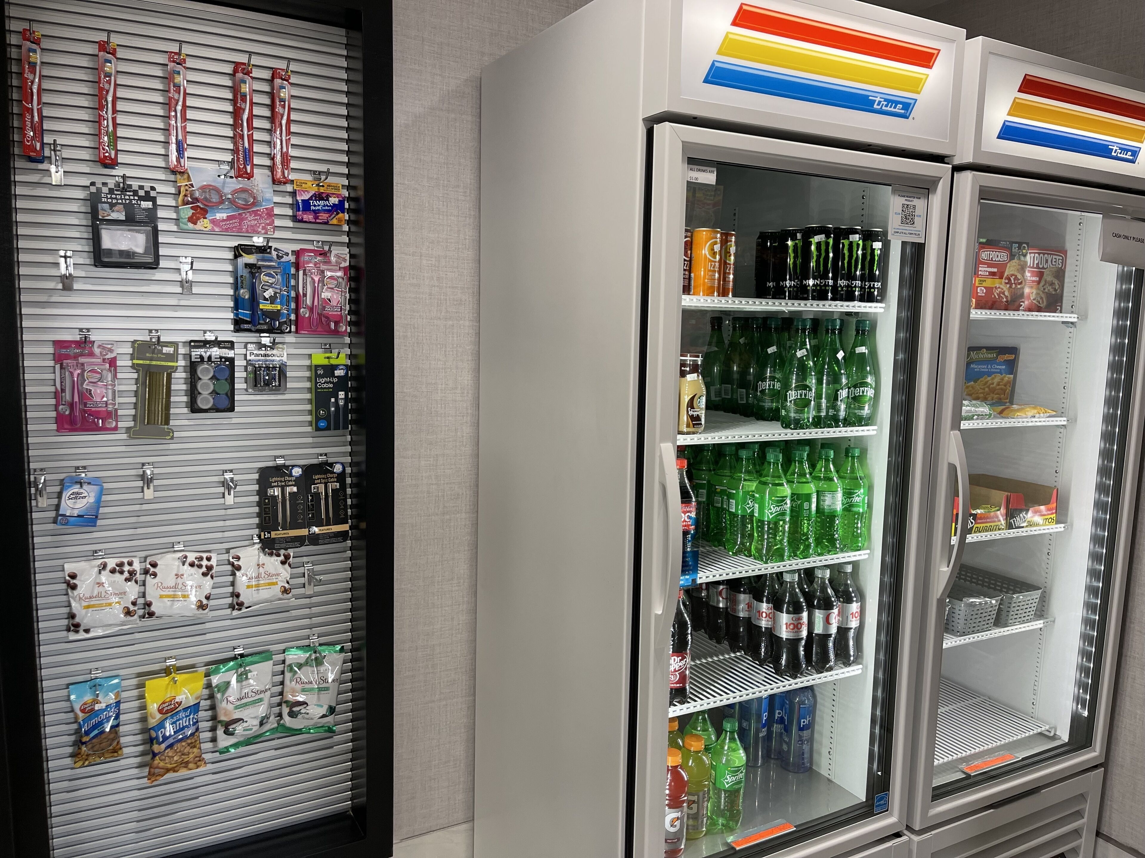 Máquina expendedora llena de diferentes aperitivos y bebidas.