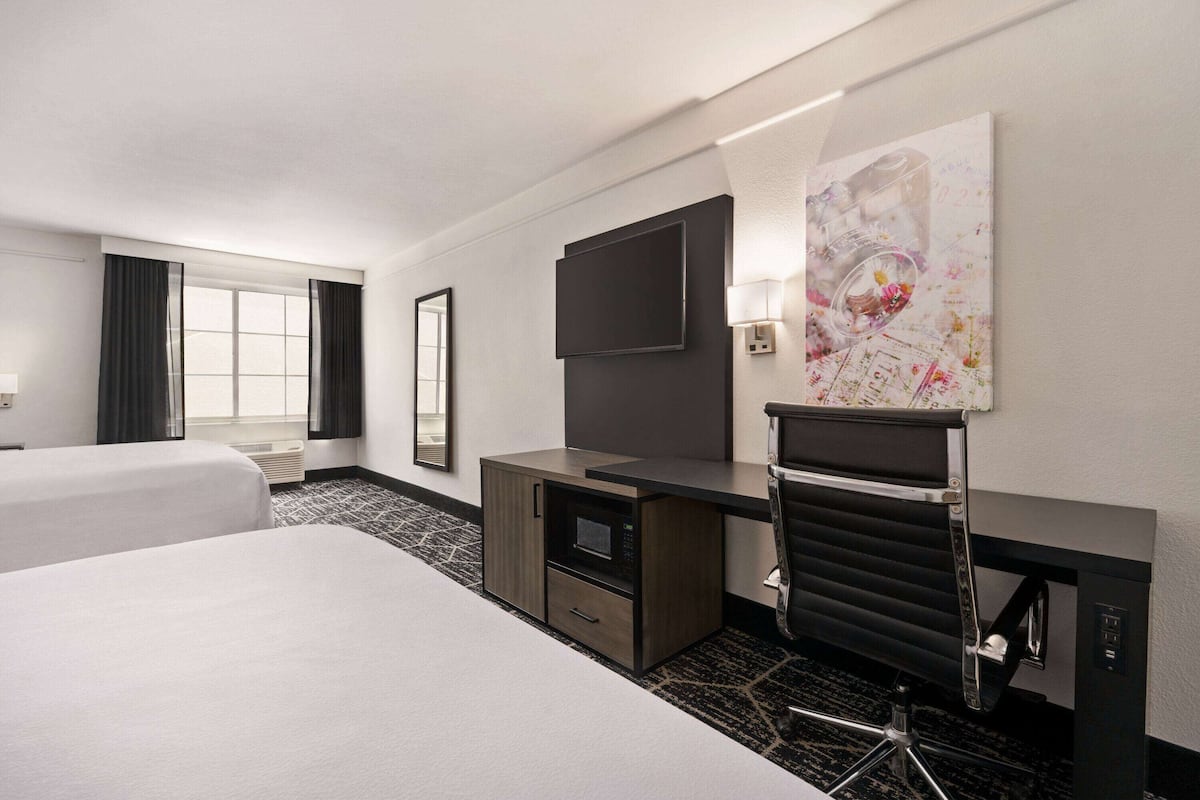 Ropa de cama de alta calidad, escritorio y cortinas blackout