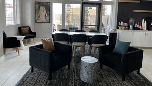 Un comedor moderno con una mesa redonda, sillas negras y un tapete estampado.