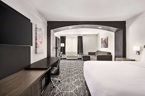 Hochwertige Bettwaren, Schreibtisch, Verdunkelungsvorhänge