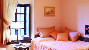 Deluxe Room | Minibar, desk, blackout drapes, soundproofing