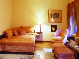 Deluxe Room | Living area | TV, pay movies