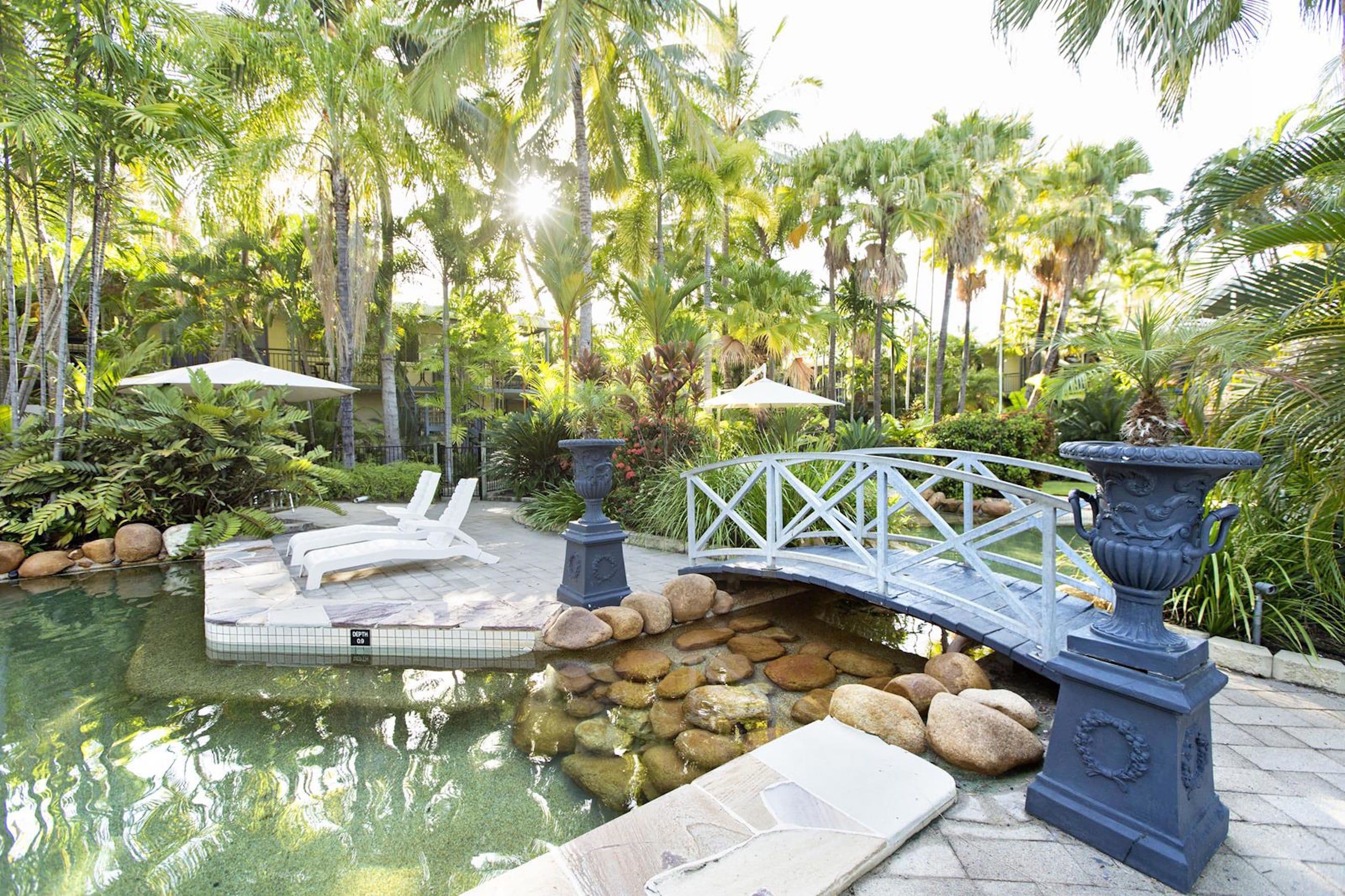 Piscine extérieure, chaises longues