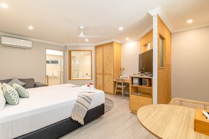 Superior Spa Suite | Desk, laptop workspace, bed sheets