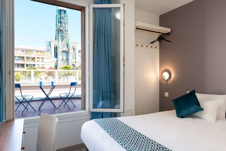 Single Room | Desk, laptop workspace, iron/ironing board, free WiFi