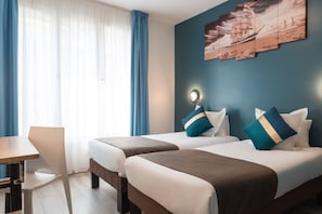 Habitación Confort doble | Escritorio y espacio para trabajar con un portátil