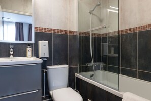 Gratis toiletartikelen, een haardroger, handdoeken