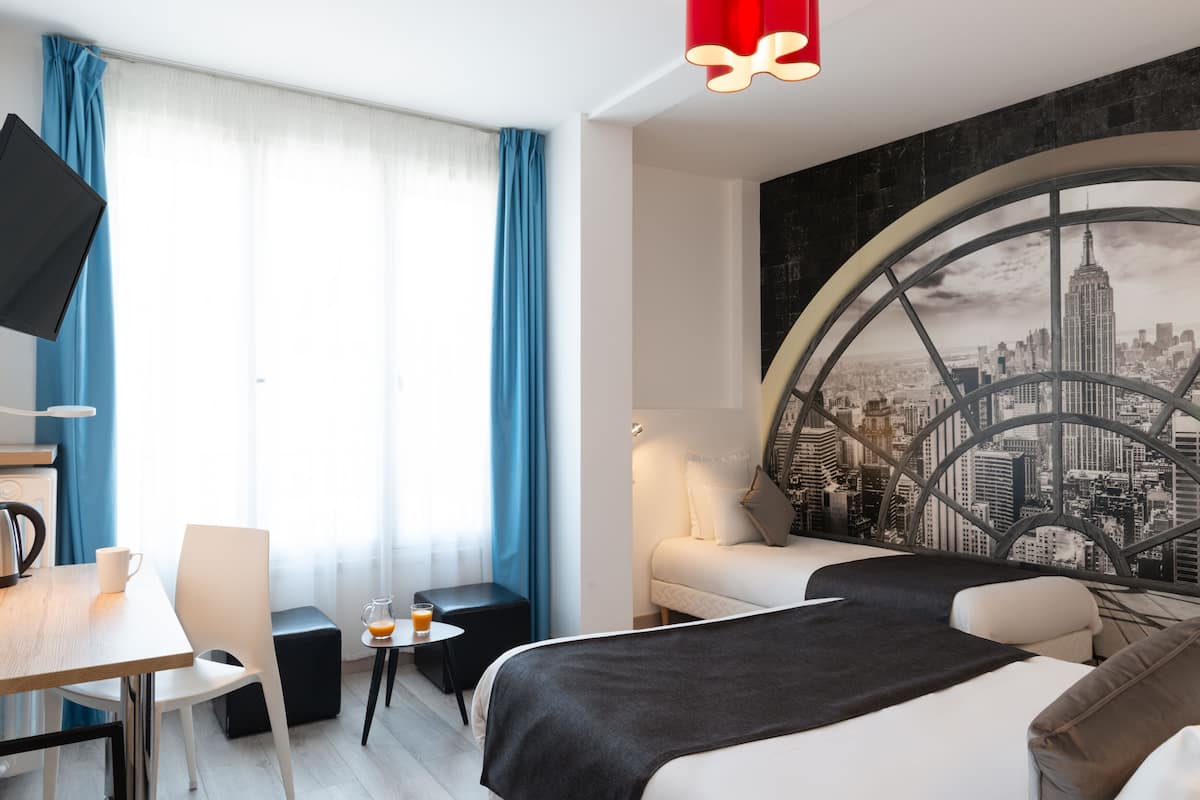 Comfort-Dreibettzimmer | Schreibtisch, Bügeleisen/Bügelbrett, kostenloses WLAN, Bettwäsche