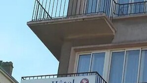Een gebouw met een bord waarop 'Hotel Notre Dame' staat op het balkon.