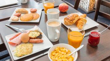 Tägliches Frühstücksbuffet (15 EUR pro Person)