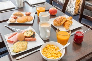 Se ofrece un desayuno bufé (12 EUR por persona)