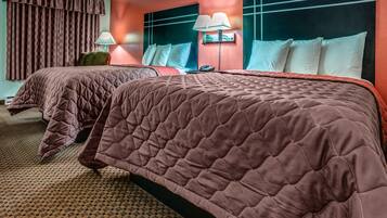 Een bureau, verduisterende gordijnen, een strijkplank/strijkijzer