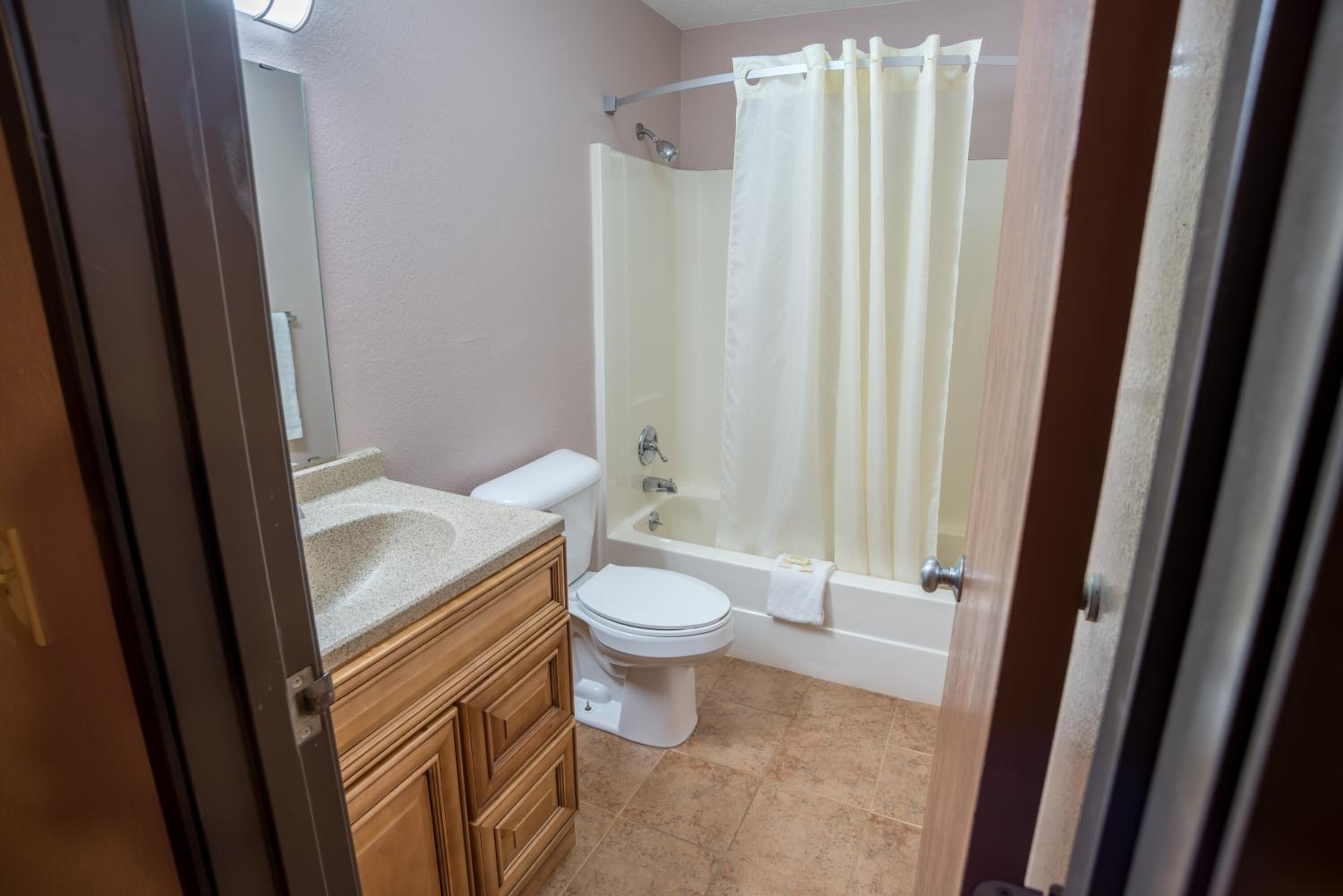 Un baño con inodoro, lavabo y bañera.