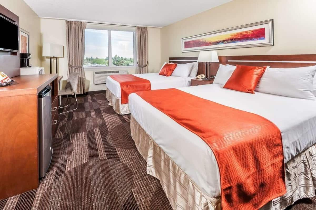 Executive Room | Premium bedding, pillowtop beds, desk, laptop workspace