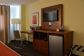 高級寢具、特厚豪華床墊、書桌、手提電腦工作空間