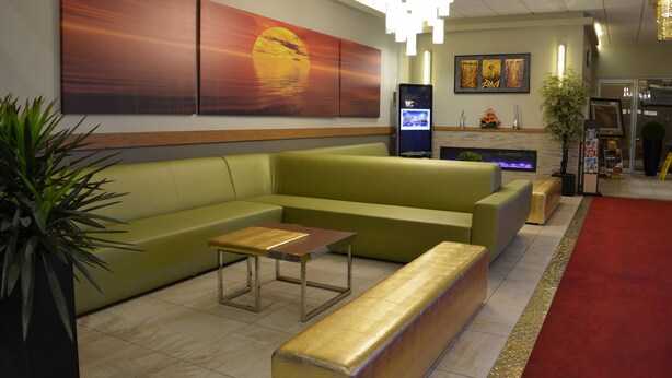 Lobby sitting area - Bedfort Inn & Suites (Edmonton)