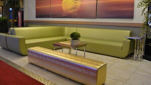 Lobby sitting area - Bedfort Inn & Suites (Edmonton)
