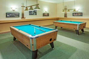 Billiards - Bedfort Inn & Suites (Edmonton)
