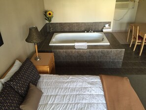 Quarto luxo, 1 cama Queen, banheira de hidromassagem | Banheira de hidromassagem
