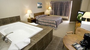 Deluxe Room, 1 Queen Bed, Jetted Tub | Jetted tub - Candlelight Inn (Niagara Falls)