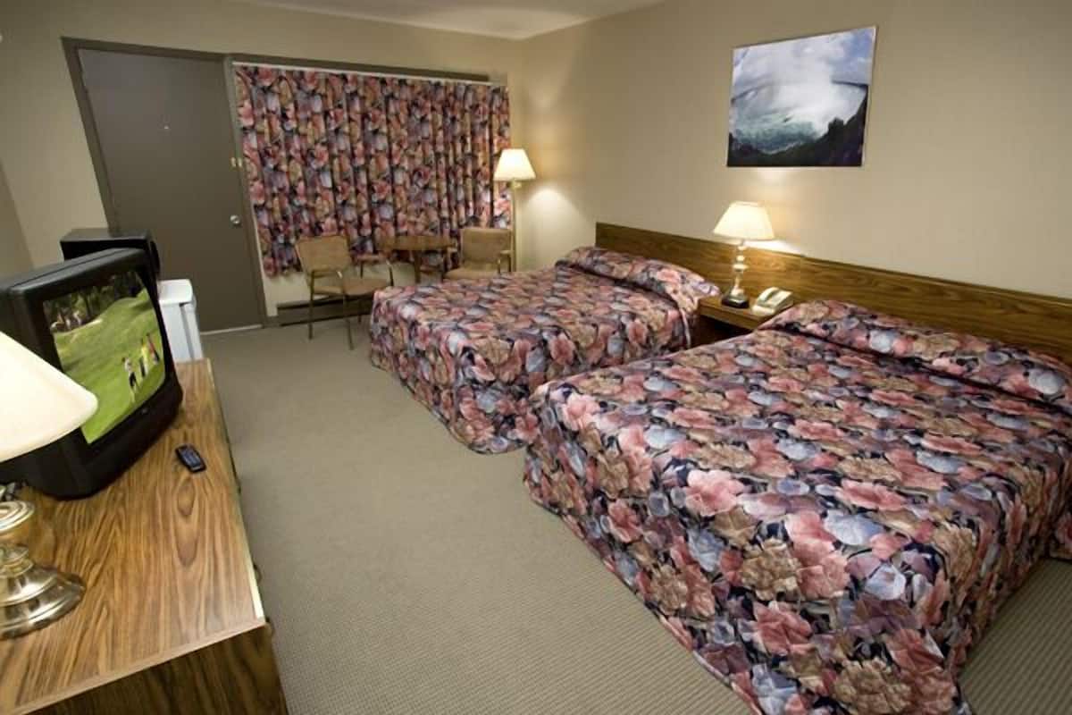 Kamar Standar, 2 Tempat Tidur Queen | Setrika/meja setrika, tempat tidur lipat/tambahan, dan Wi-Fi gratis