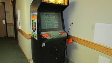 Una máquina tragamonedas con una pantalla que muestra 'Top Hunter MTM' y diversas puntuaciones.