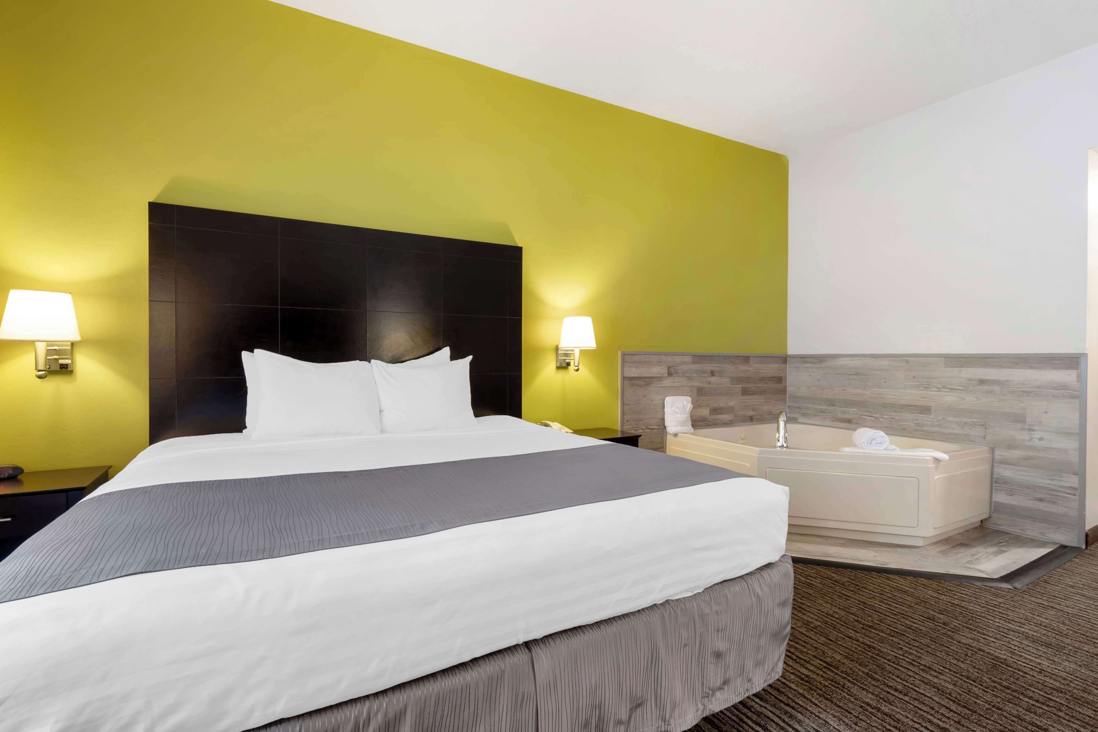 standard room, 1 king bed, non smoking, jetted tub | premium bedding, desk, laptop workspace, blackout curtains