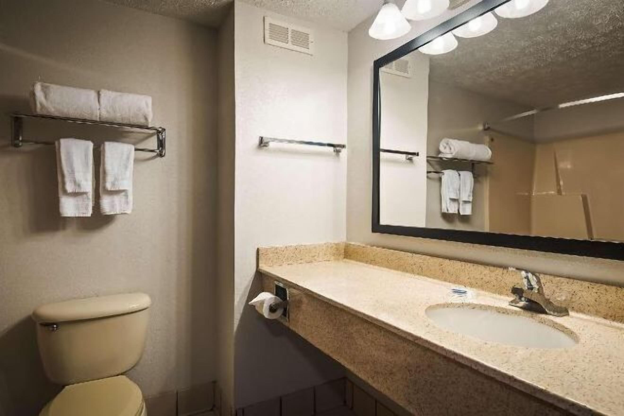 Bad | Kombinert dusj/badekar, toalettartikler (inkludert) og hårføner