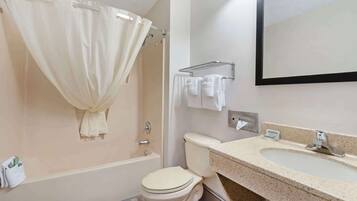Un bagno con vasca, servizi igienici e lavabo.