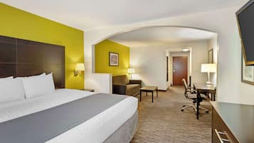 Luxe beddengoed, een bureau, een laptopwerkplek