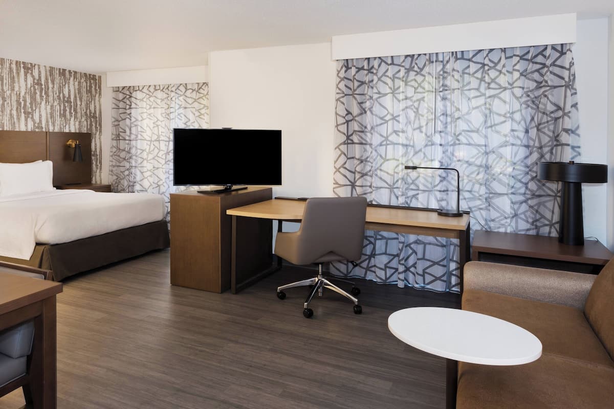 Estudio, 1 cama doble | Ropa de cama de alta calidad, caja fuerte, escritorio y cortinas opacas