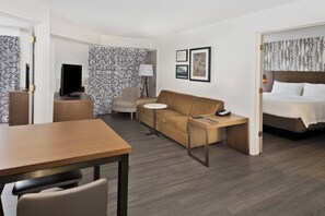 جناح - غرفتا نوم | منطقة المعيشة | تلفزيون بشاشة مسطحة بحجم 37-بوصة يعرض قنوات تلفزيونية باشتراك مدفوع