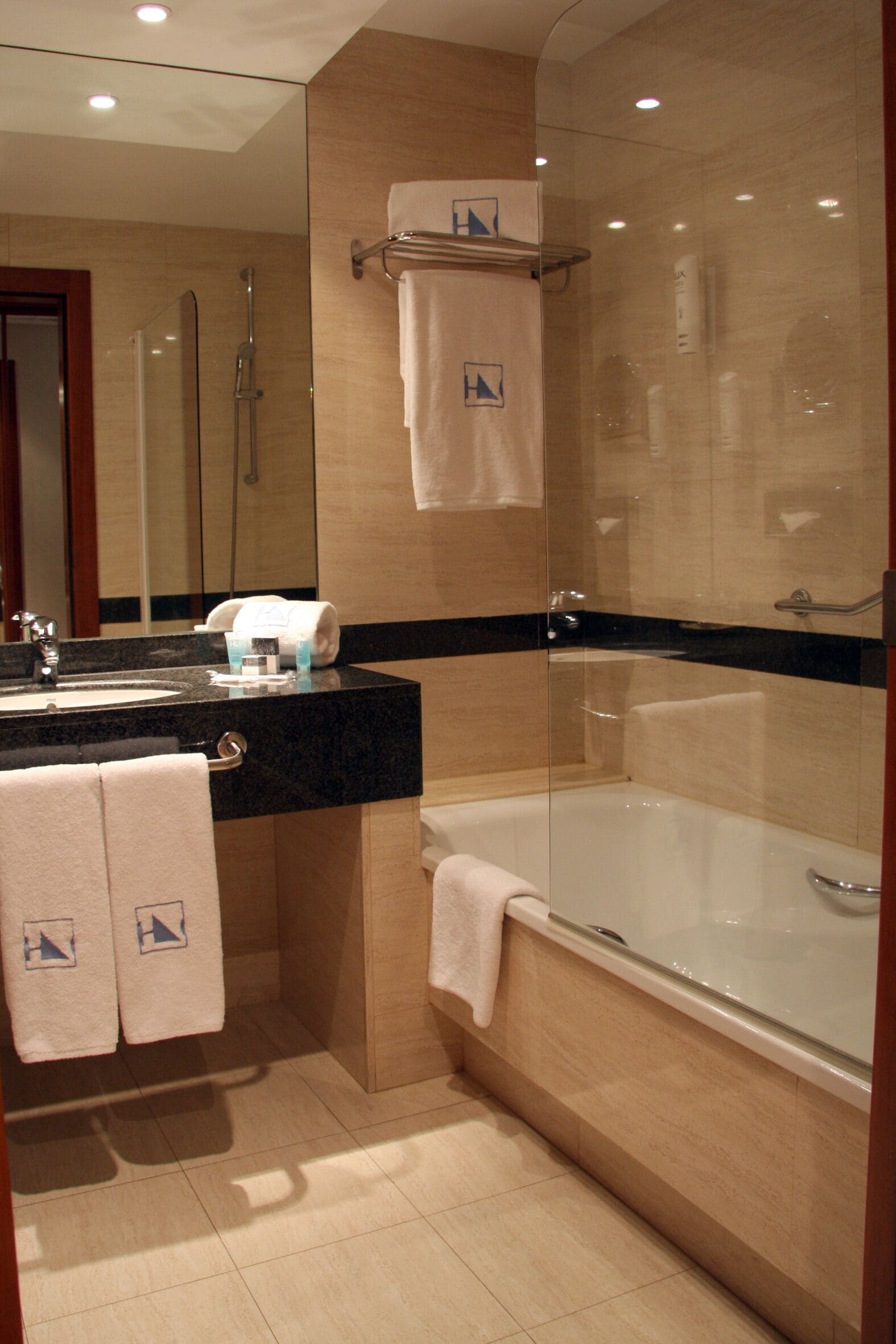 combined shower/bathtub, eco-friendly toiletries, hair dryer, towels