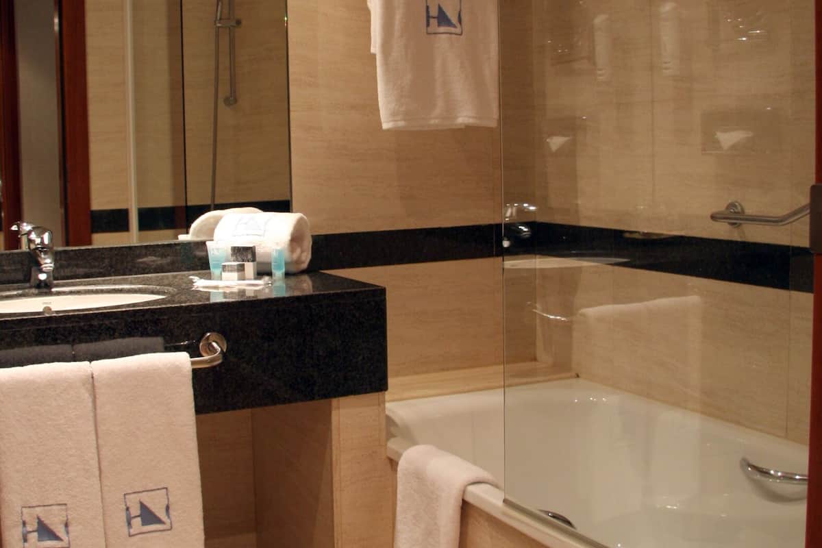 combined shower/bathtub, eco-friendly toiletries, hair dryer, towels