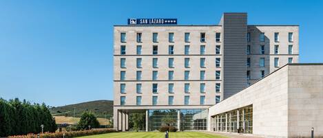 Un moderno edificio de hotel con un cartel que dice "SAN LAZARO".