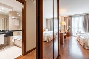 Minibar, caja fuerte, escritorio y cortinas opacas