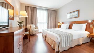 Een minibar, een kluis op de kamer, een bureau, verduisterende gordijnen