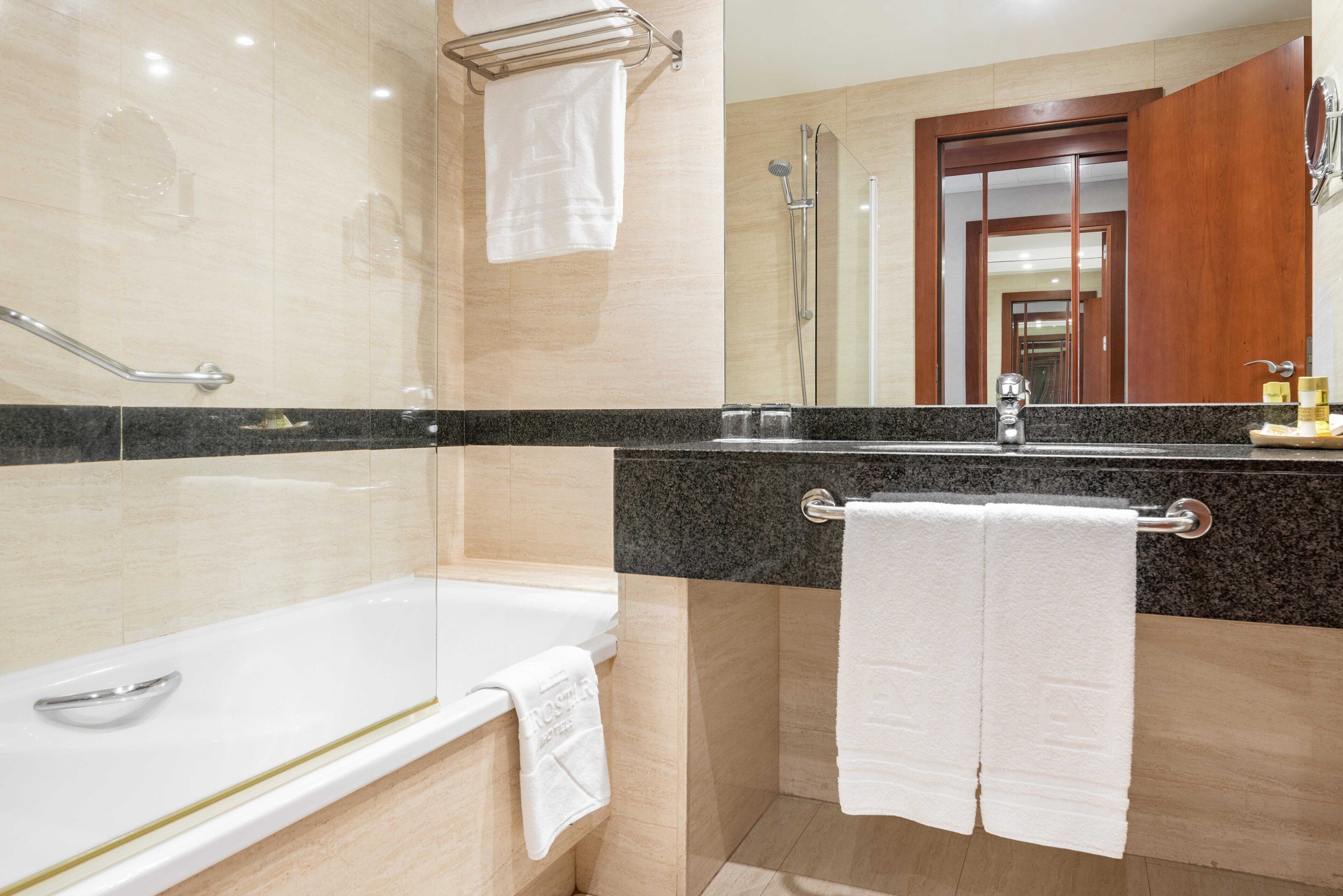 combined shower/bathtub, eco-friendly toiletries, hair dryer, towels