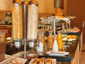 Daily buffet breakfast for a fee - Eurostars San Lazaro (Santiago de Compostela)