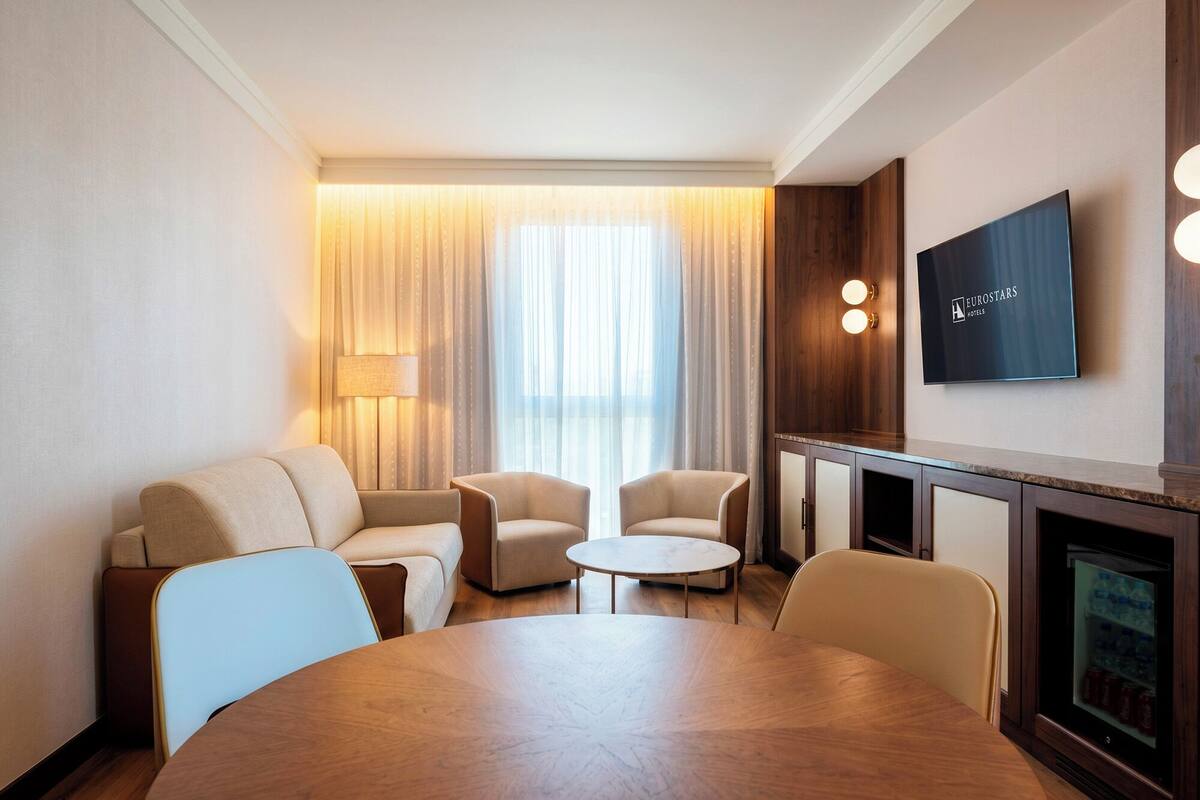 Suite | Bar mini, peti besi dalam bilik, meja, langsir/tirai gelap terus 