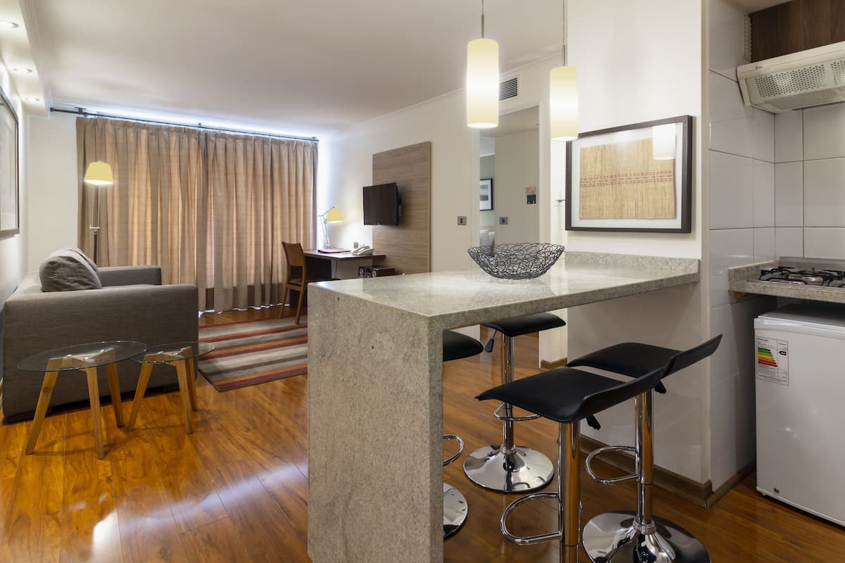 Superior Apartment, 1 Bedroom (2 Twin Beds) | Ruang tamu | 32 inci televisyen dengan kabel