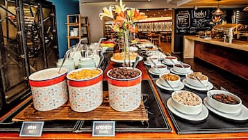 Daily buffet breakfast (CLP 15 per person)