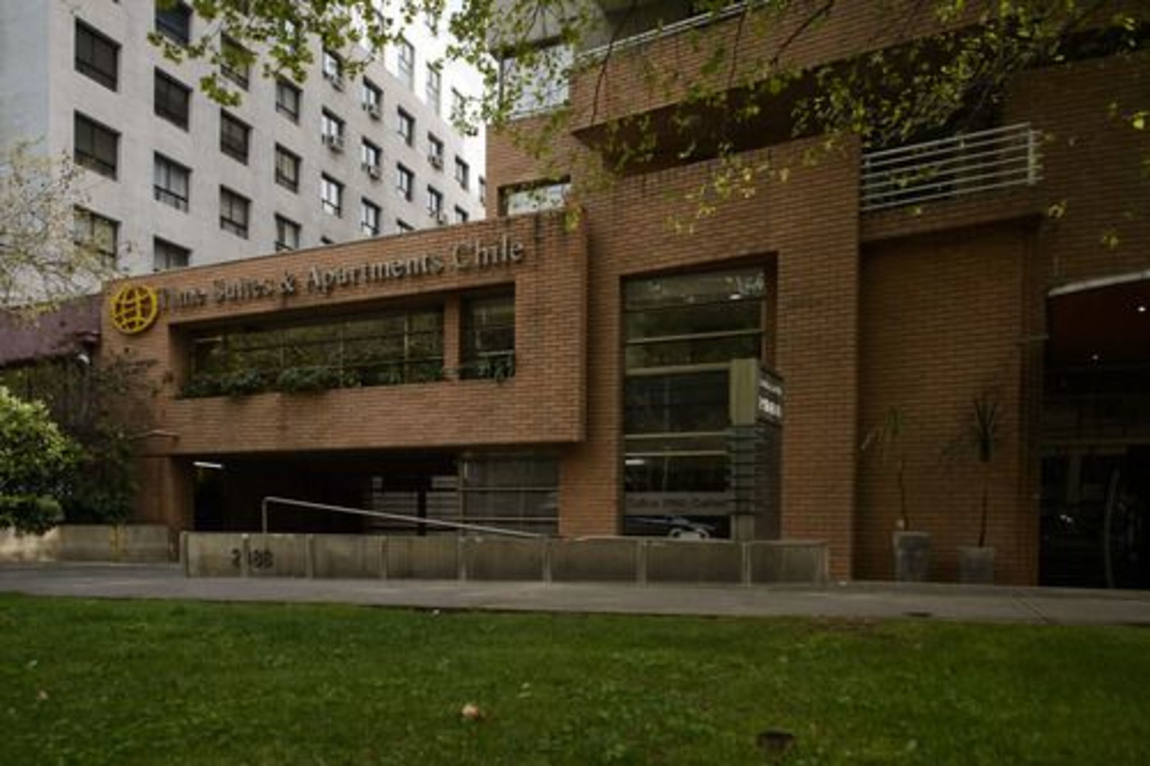 Un edificio con un letrero que dice "The Suites & Apartments Chile".