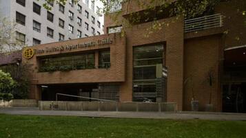 Un edificio con un letrero que dice "The Suites & Apartments Chile".