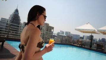 Kolam renang outdoor musiman, dengan payung kolam renang