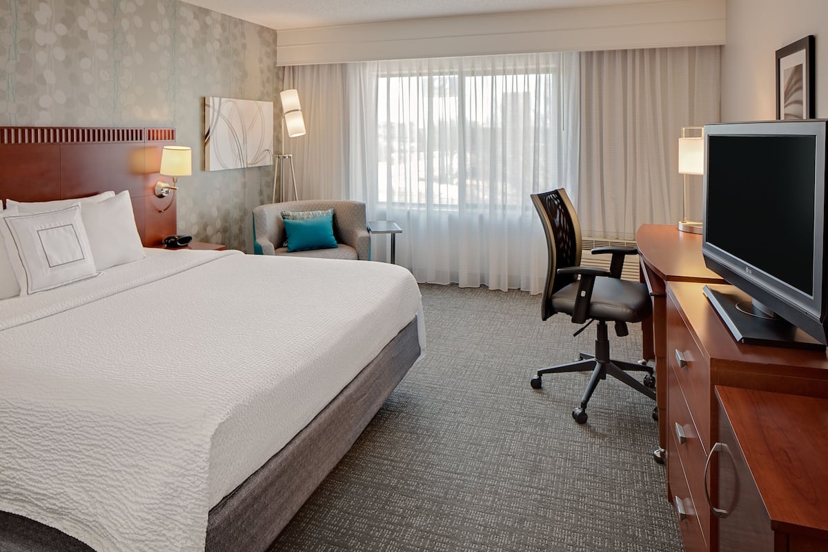 Hypo-allergenic bedding, blackout drapes, iron/ironing board, free WiFi