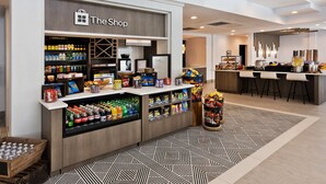A hotel shop with chilled beverages, snacks, and a bar area. - Hilton Garden Inn Birmingham/Lakeshore Drive (Birmingham)