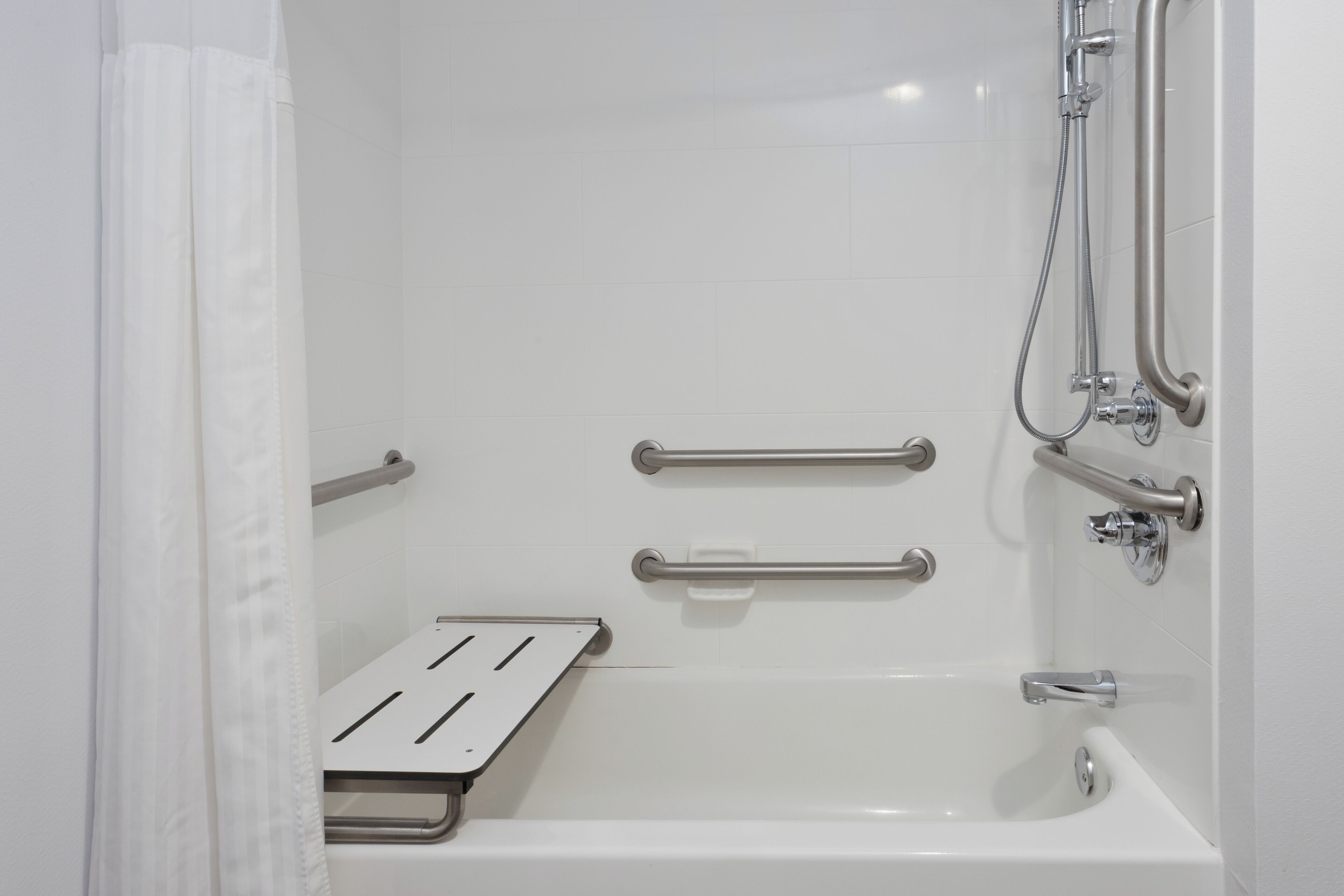 suite, 2 queen beds, accessible | bathroom | combined shower/bathtub, hydromassage showerhead, free toiletries